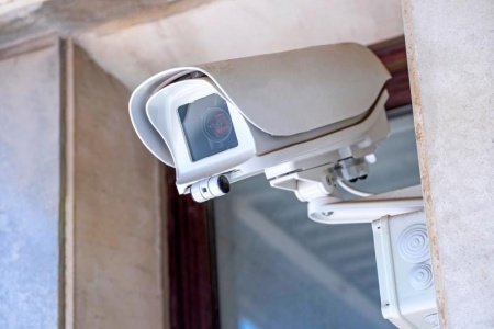 Quelles sont les étapes essentielles pour l'installation d'un coffre-fort sécurisé ?